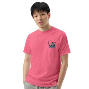 Man wearing Obi Pompanobi Fishing Beach Scene Design Crunchberry color T-shirt